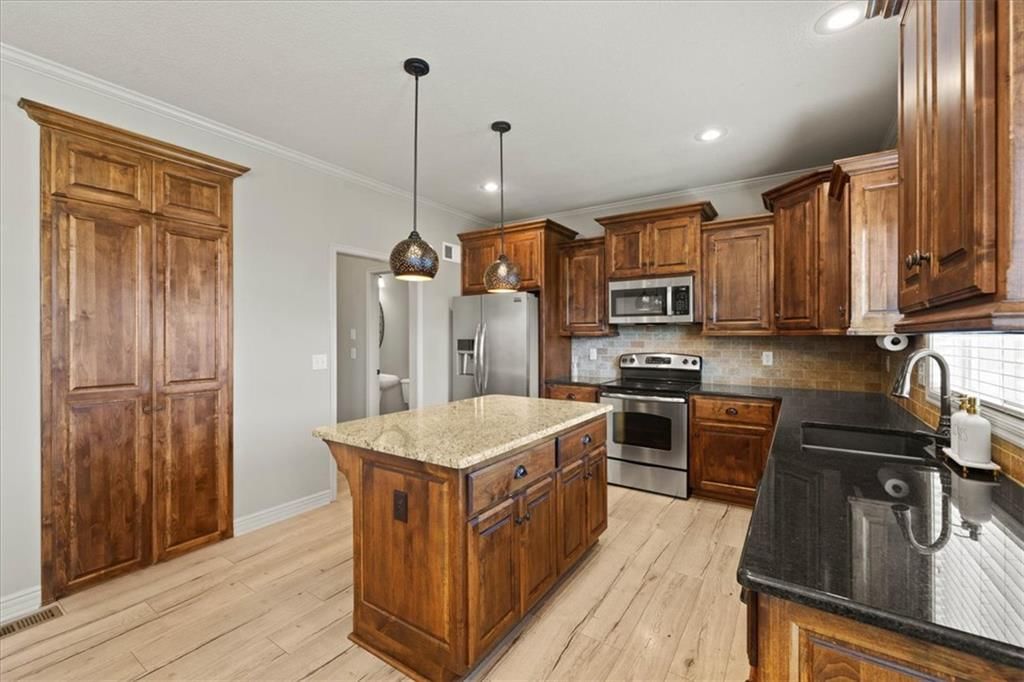 Photo 12 of 69 - 1404 SW 41st Circle, Lee's Summit, MO 64082