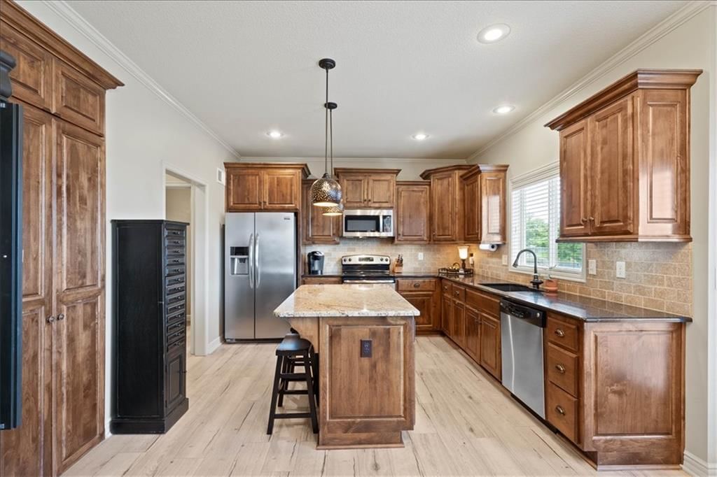 Photo 14 of 69 - 1404 SW 41st Circle, Lee's Summit, MO 64082