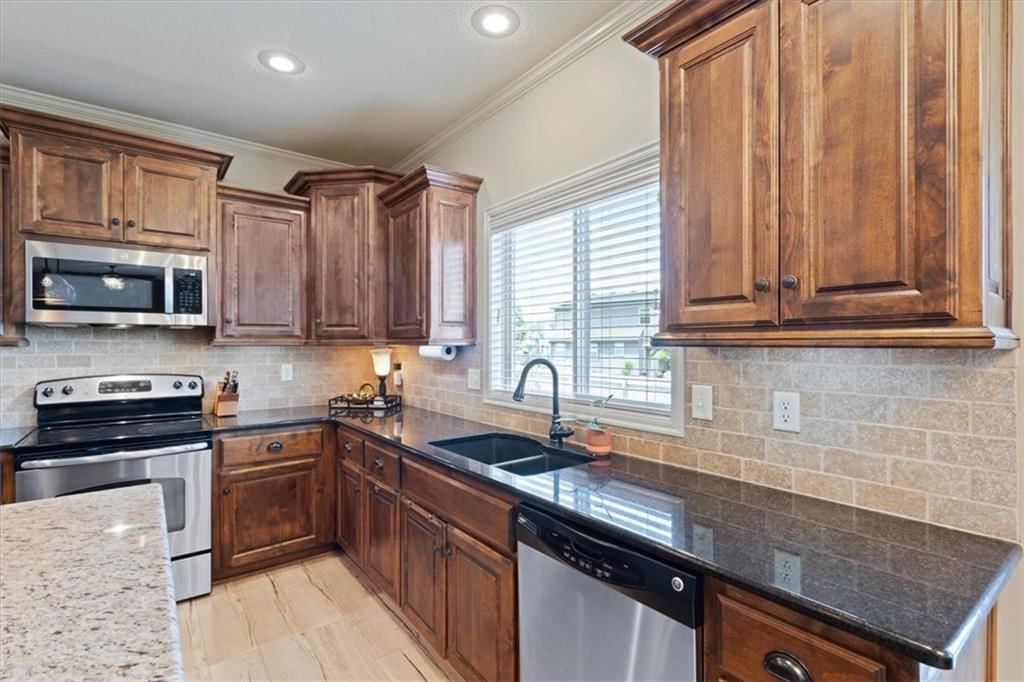 Photo 16 of 69 - 1404 SW 41st Circle, Lee's Summit, MO 64082