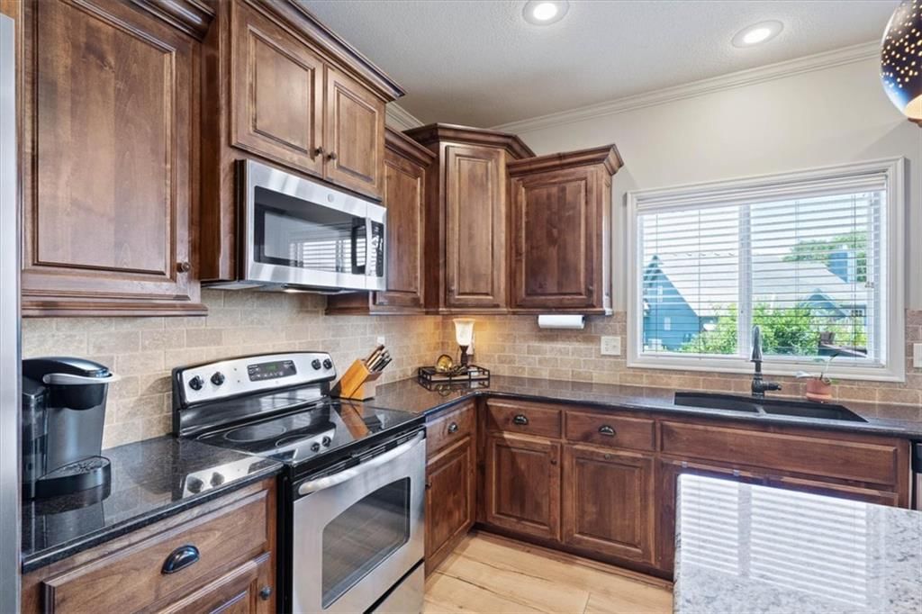 Photo 17 of 69 - 1404 SW 41st Circle, Lee's Summit, MO 64082