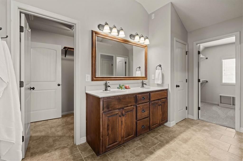 Photo 31 of 69 - 1404 SW 41st Circle, Lee's Summit, MO 64082