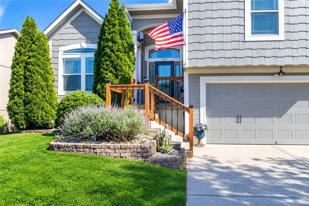 705 18th Circle, Greenwood, MO: listing photo 2