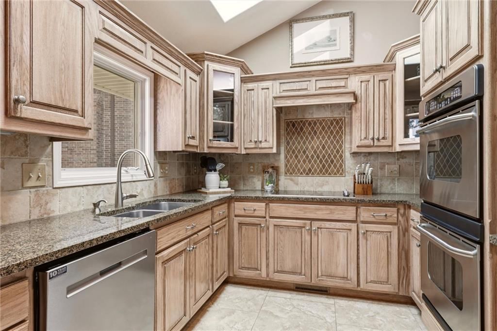 212 NW Spruce Street — photo 15
