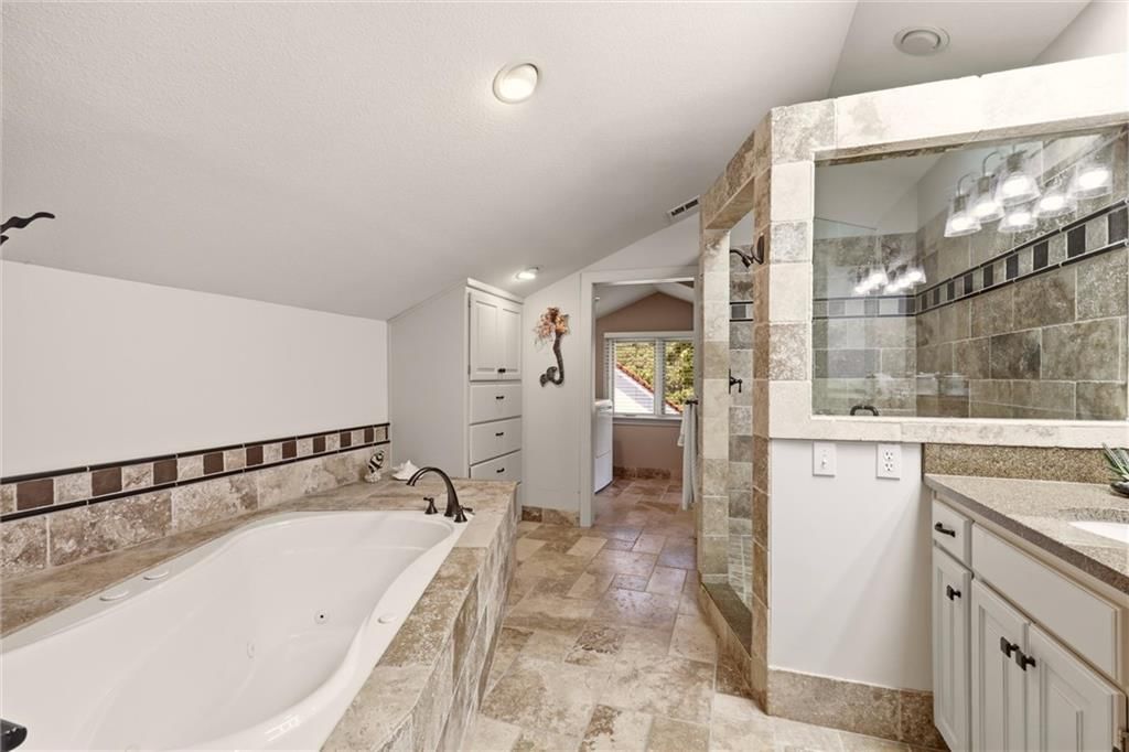 212 NW Spruce Street — photo 31