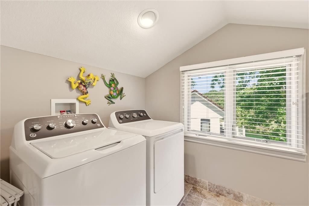 212 NW Spruce Street — photo 33