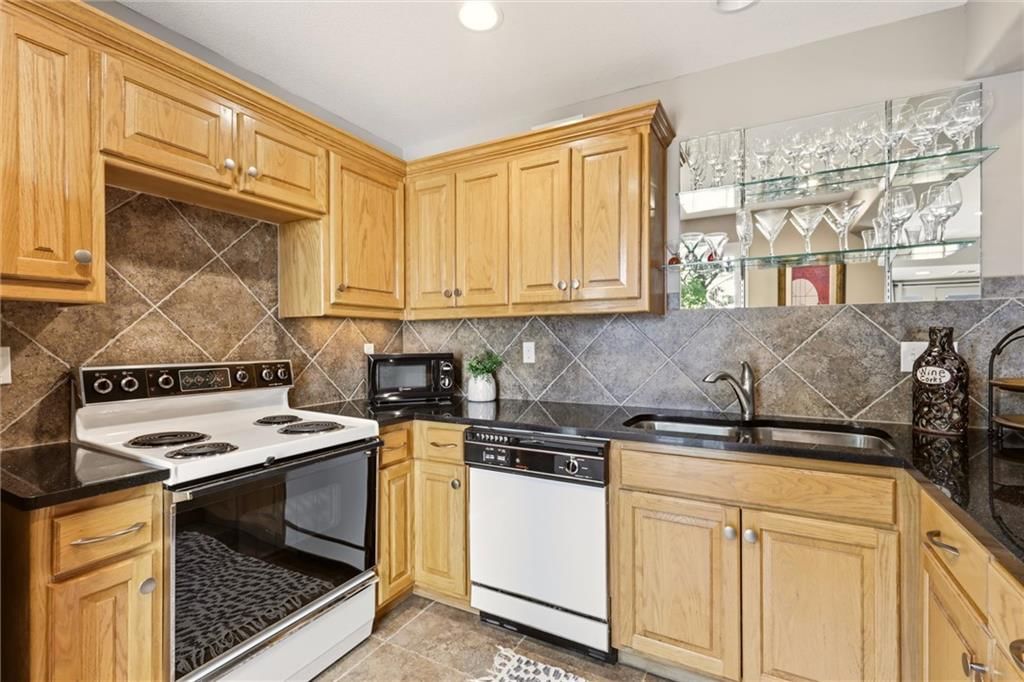 212 NW Spruce Street — photo 40