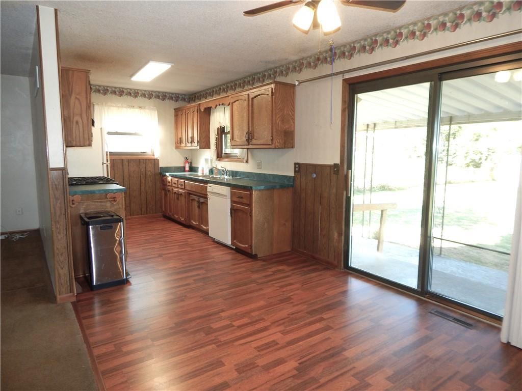 Wood kitchen cabinets at 5360 N RICHMOND Avenue, Kansas City, MO 64119