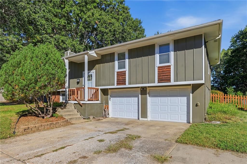 405 SW Killarney Lane, Blue Springs, MO: listing photo 3