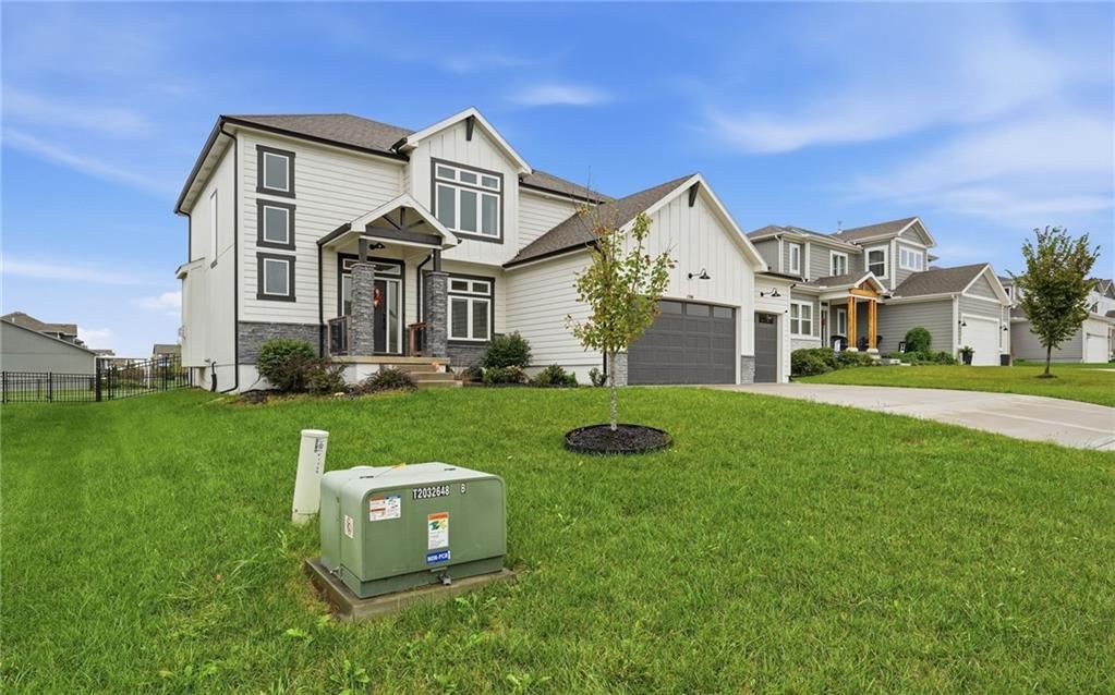 1709 SW Hightown Drive, Lee's Summit, MO: listing photo 2