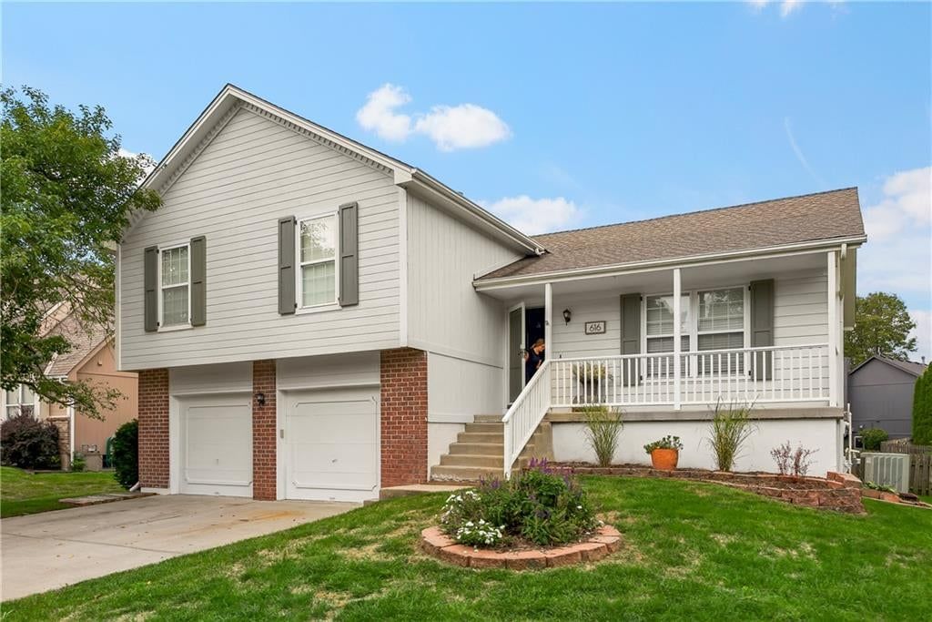 616 SE Battery Drive, Lee's Summit, MO: listing photo 2