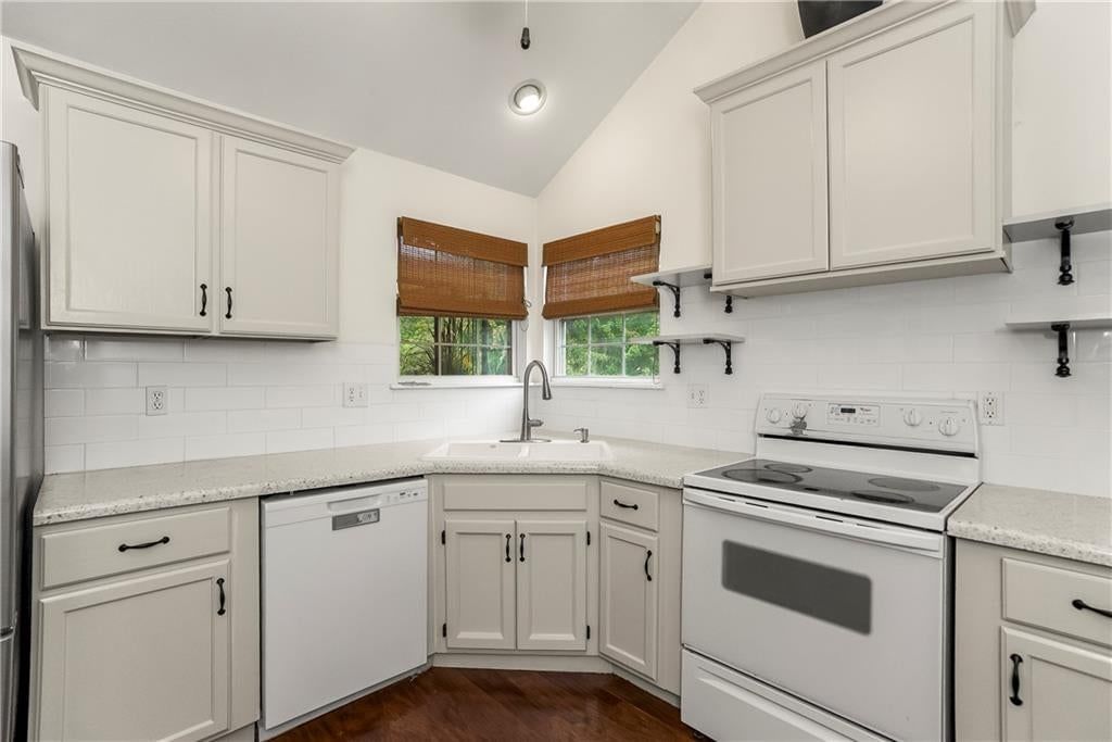Photo 9 of 27 - 616 SE Battery Drive, Lee's Summit, MO 64063