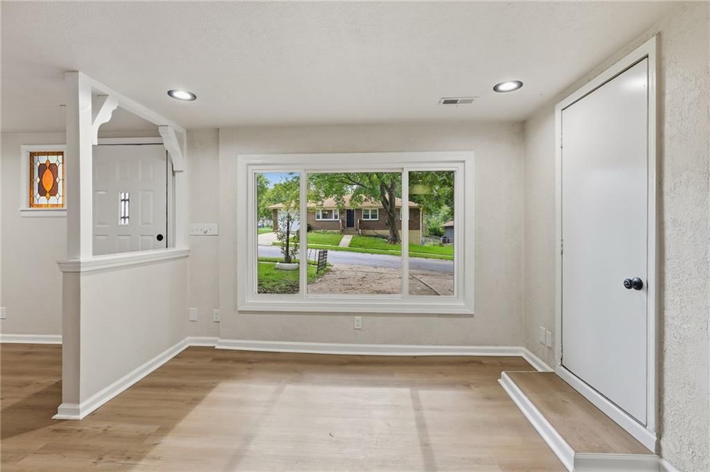 Photo 7 of 26 - 408 N Kirk Avenue, Independence, MO 64050