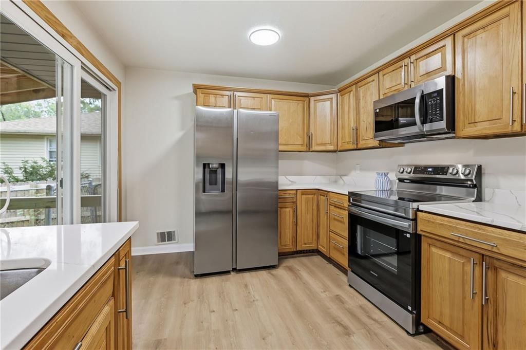 Electric range at 408 N Kirk Avenue, Independence, MO 64050