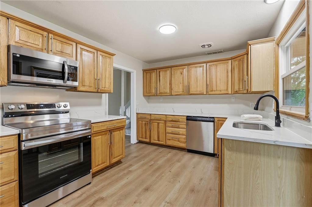 Photo 12 of 26 - 408 N Kirk Avenue, Independence, MO 64050