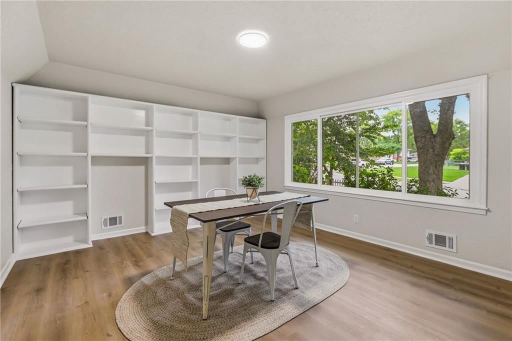 Photo 9 of 26 - 408 N Kirk Avenue, Independence, MO 64050
