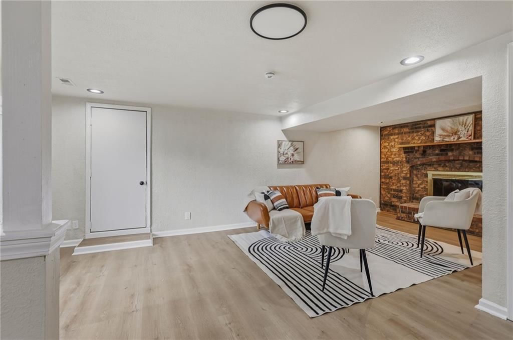 Photo 5 of 26 - 408 N Kirk Avenue, Independence, MO 64050