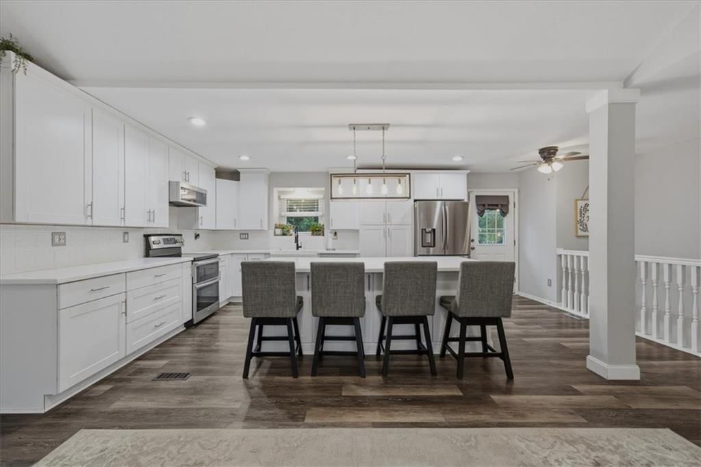 Photo 7 of 30 - 1708 Brent Lane, Greenwood, MO 64034