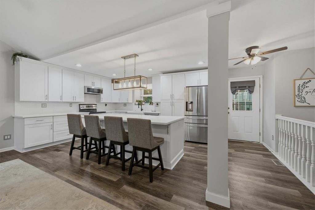 Photo 8 of 30 - 1708 Brent Lane, Greenwood, MO 64034