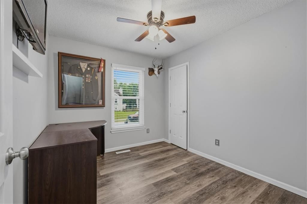 Photo 14 of 30 - 1708 Brent Lane, Greenwood, MO 64034