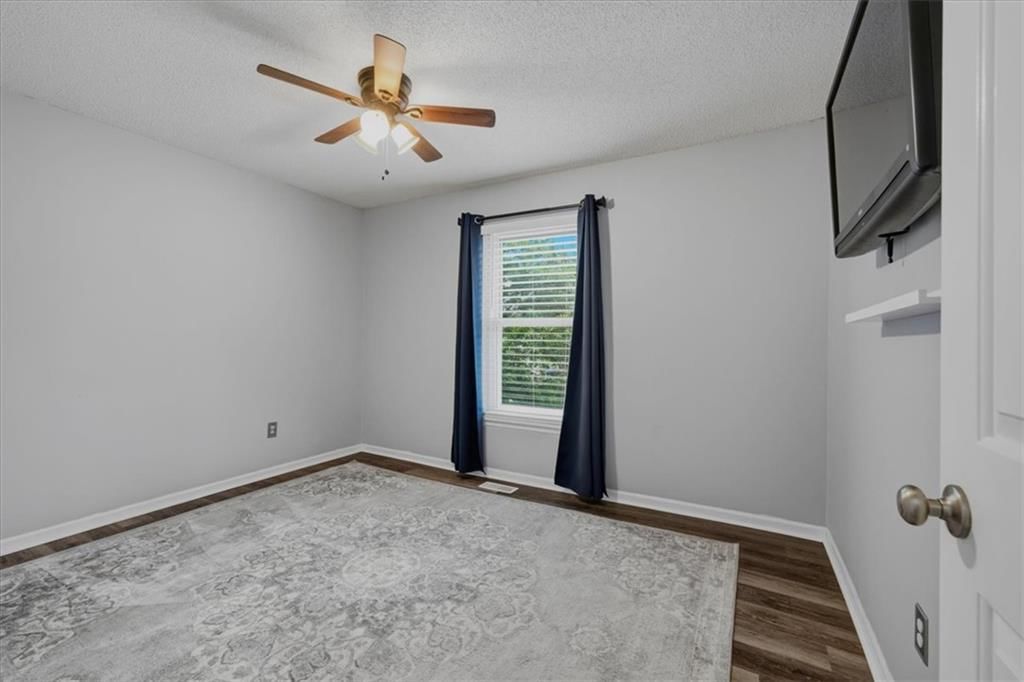 Photo 15 of 30 - 1708 Brent Lane, Greenwood, MO 64034