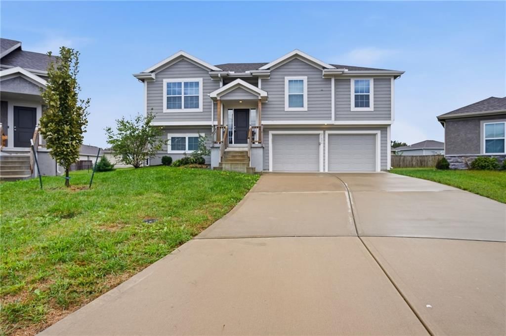 21806 Lucca Circle, Peculiar, MO