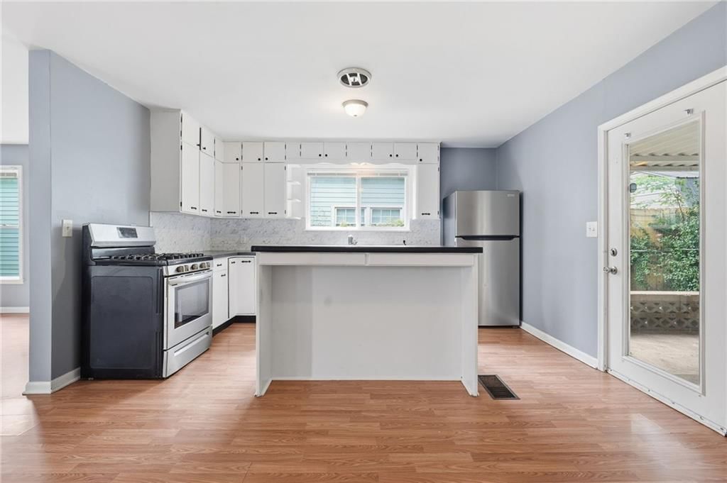 Photo 10 of 30 - 412 S Hocker Avenue, Independence, MO 64050