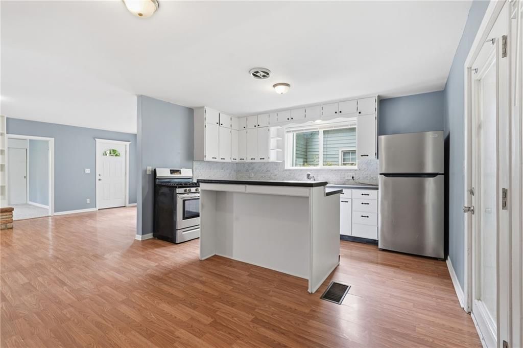 Photo 11 of 30 - 412 S Hocker Avenue, Independence, MO 64050