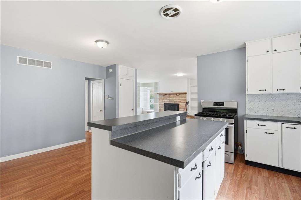 Photo 14 of 30 - 412 S Hocker Avenue, Independence, MO 64050