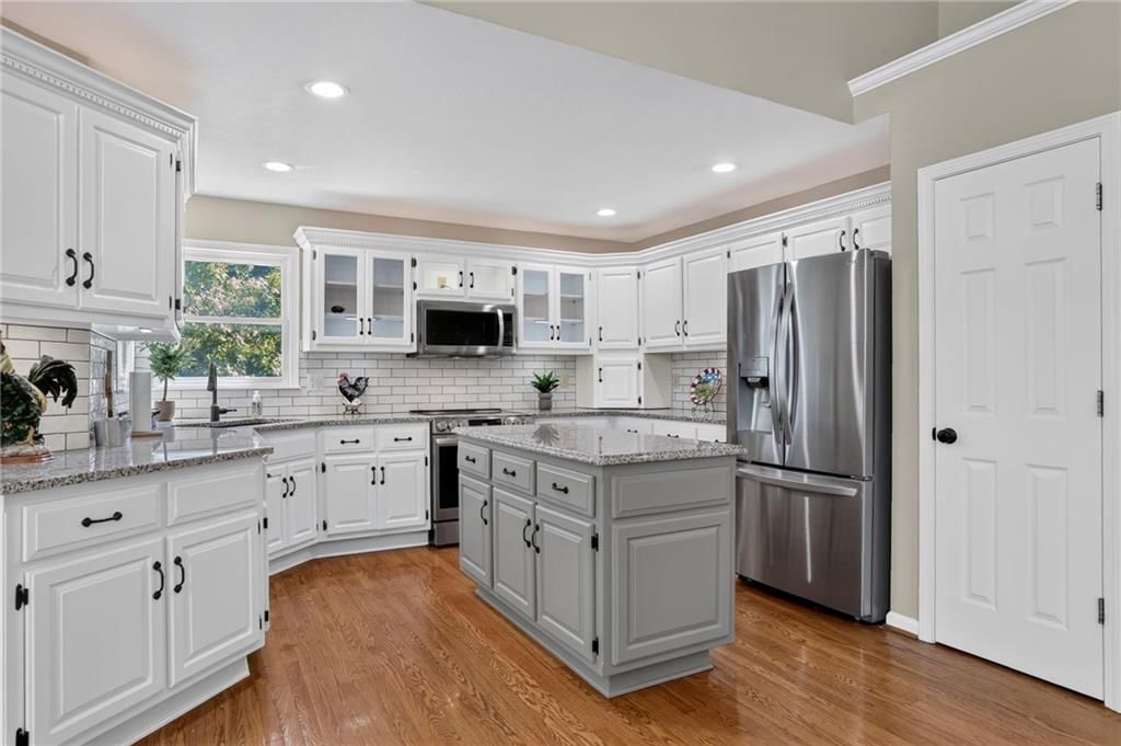 Photo 5 of 29 - 7608 NW 76th Place, Kansas City, MO 64152
