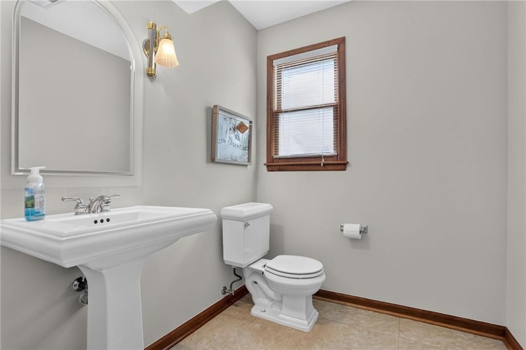 Photo 12 of 29 - 7608 NW 76th Place, Kansas City, MO 64152