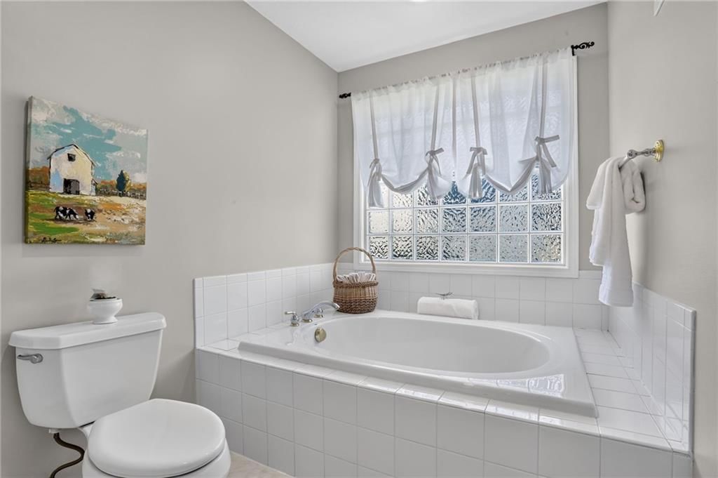 Photo 16 of 29 - 7608 NW 76th Place, Kansas City, MO 64152