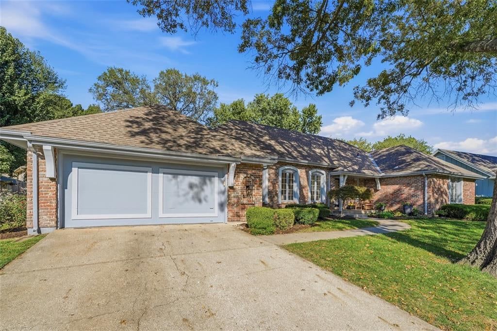 7816 W 100th Place, Overland Park, KS: listing photo 3