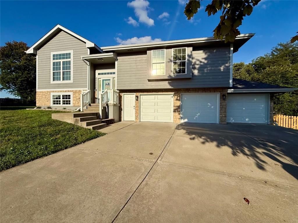 2302 Woodland Circle, Kearney, MO