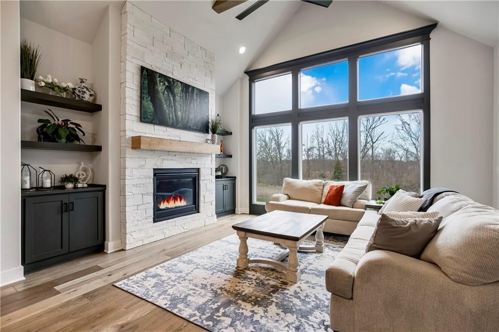 2023 SW Hook Farm Drive, Lee's Summit, MO: listing photo 2
