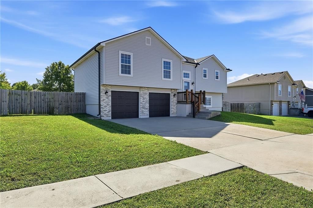 601 SW Tisha Lane, Grain Valley, MO: listing photo 2