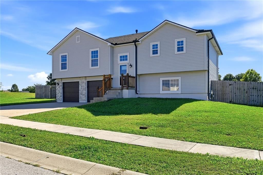 601 SW Tisha Lane, Grain Valley, MO: listing photo 3