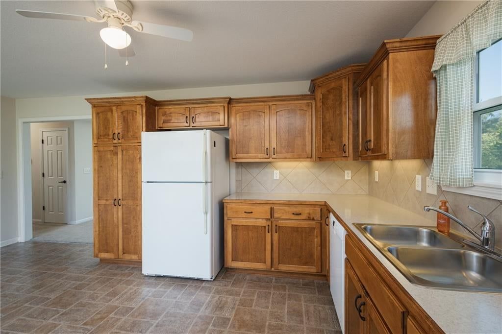 Photo 16 of 38 - 101 Sun Garden Street, Blue Springs, MO 64064