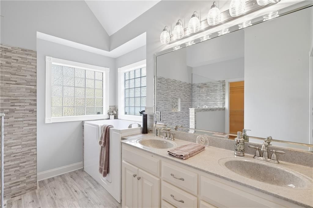Double vanity at 10429 N Lawn Avenue, Kansas City, MO 64156