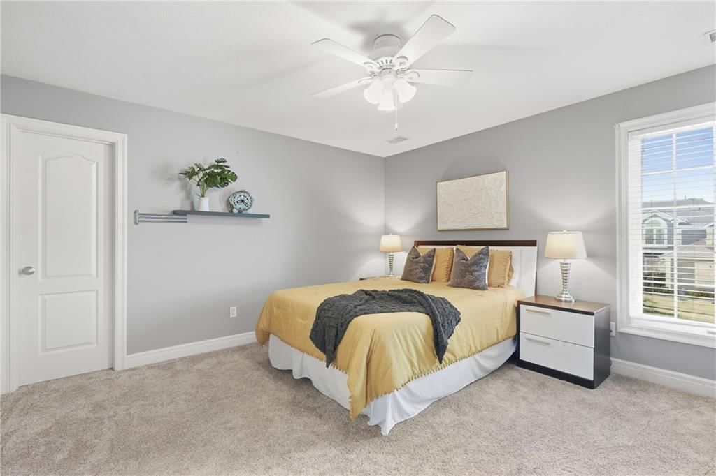 Photo 12 of 47 - 10429 N Lawn Avenue, Kansas City, MO 64156
