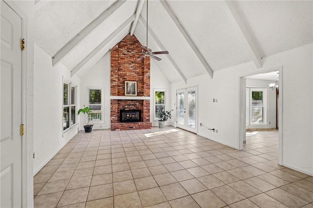 Photo 6 of 38 - 5755 RICHARDS Circle, Shawnee, KS 66216