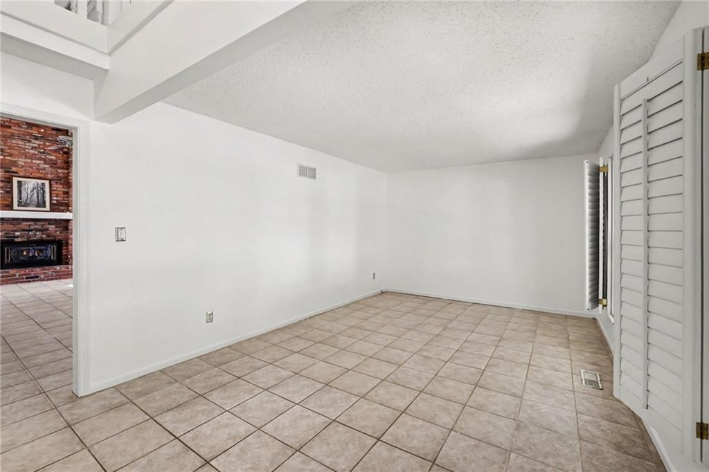 Photo 9 of 38 - 5755 RICHARDS Circle, Shawnee, KS 66216