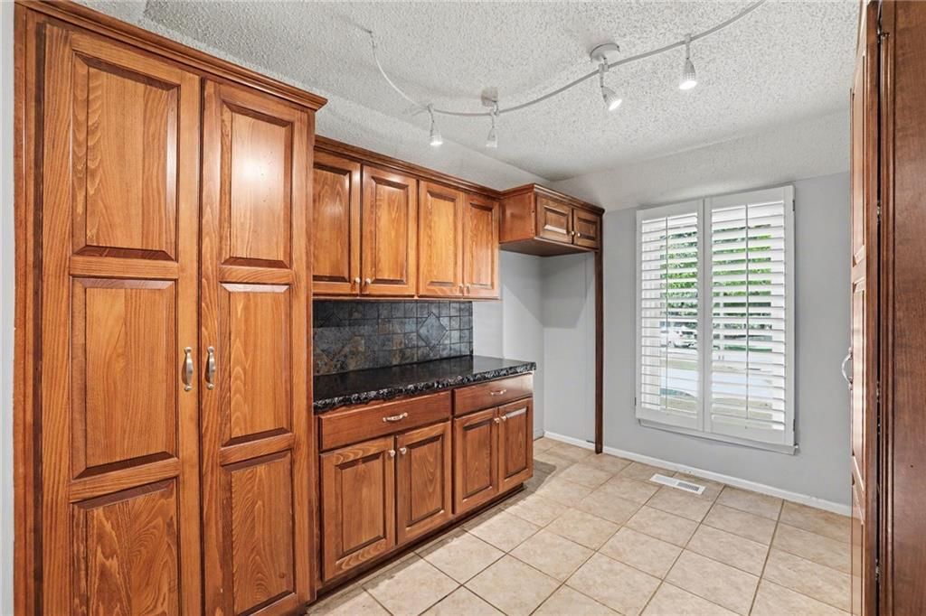 Photo 12 of 38 - 5755 RICHARDS Circle, Shawnee, KS 66216
