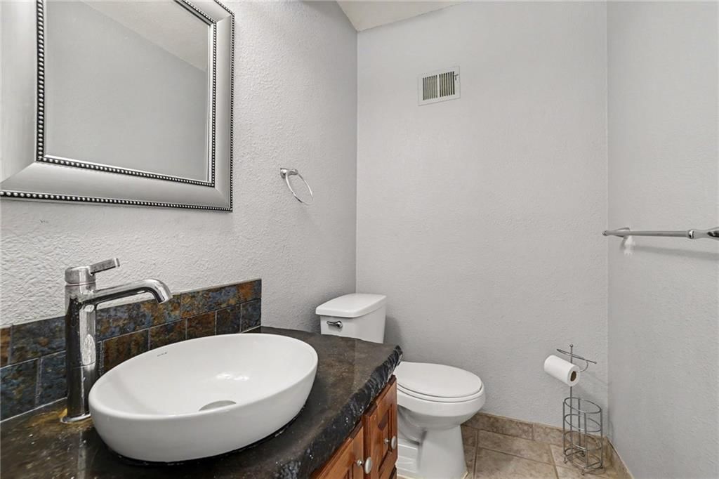 Photo 13 of 38 - 5755 RICHARDS Circle, Shawnee, KS 66216