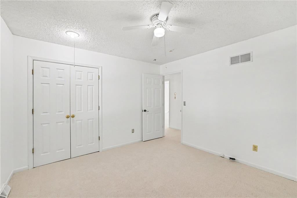 Photo 15 of 38 - 5755 RICHARDS Circle, Shawnee, KS 66216
