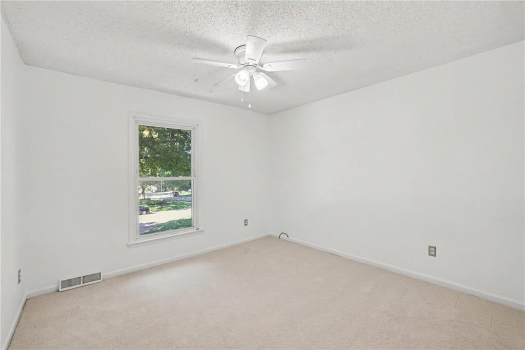 Photo 16 of 38 - 5755 RICHARDS Circle, Shawnee, KS 66216