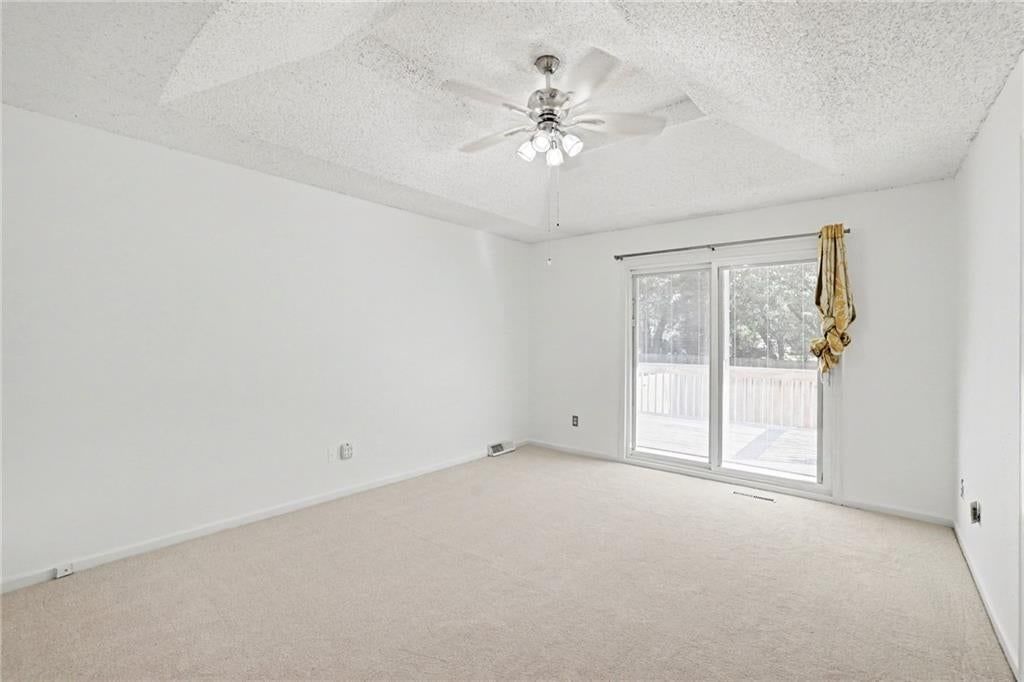 Photo 18 of 38 - 5755 RICHARDS Circle, Shawnee, KS 66216