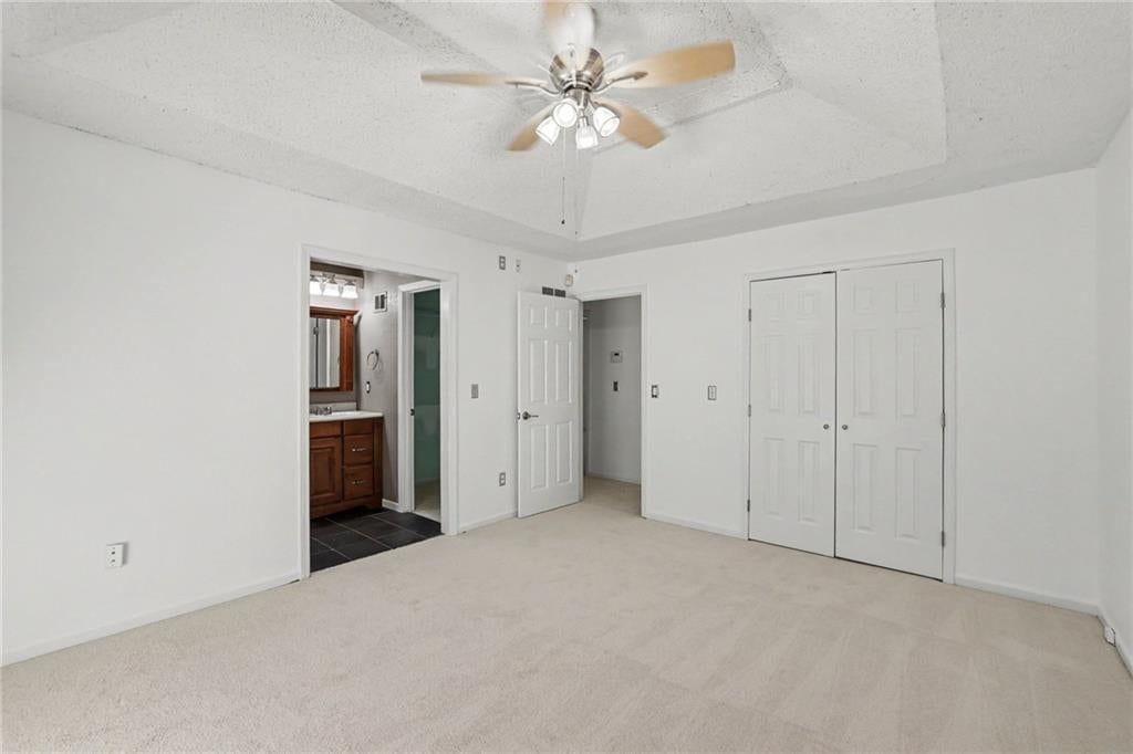 Photo 19 of 38 - 5755 RICHARDS Circle, Shawnee, KS 66216