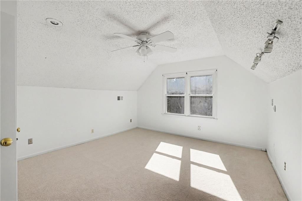 Photo 27 of 38 - 5755 RICHARDS Circle, Shawnee, KS 66216