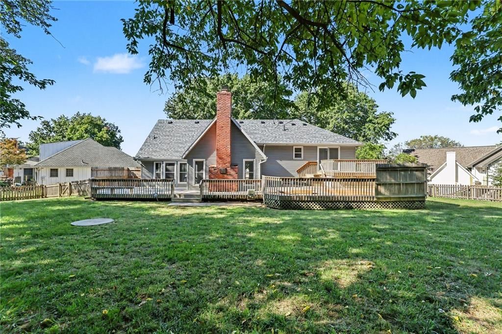 Photo 33 of 38 - 5755 RICHARDS Circle, Shawnee, KS 66216