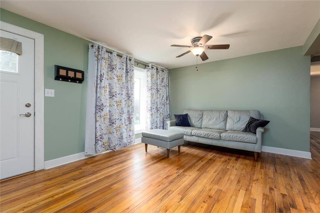 Photo 4 of 35 - 512 NE 43 Terrace, Kansas City, MO 64116